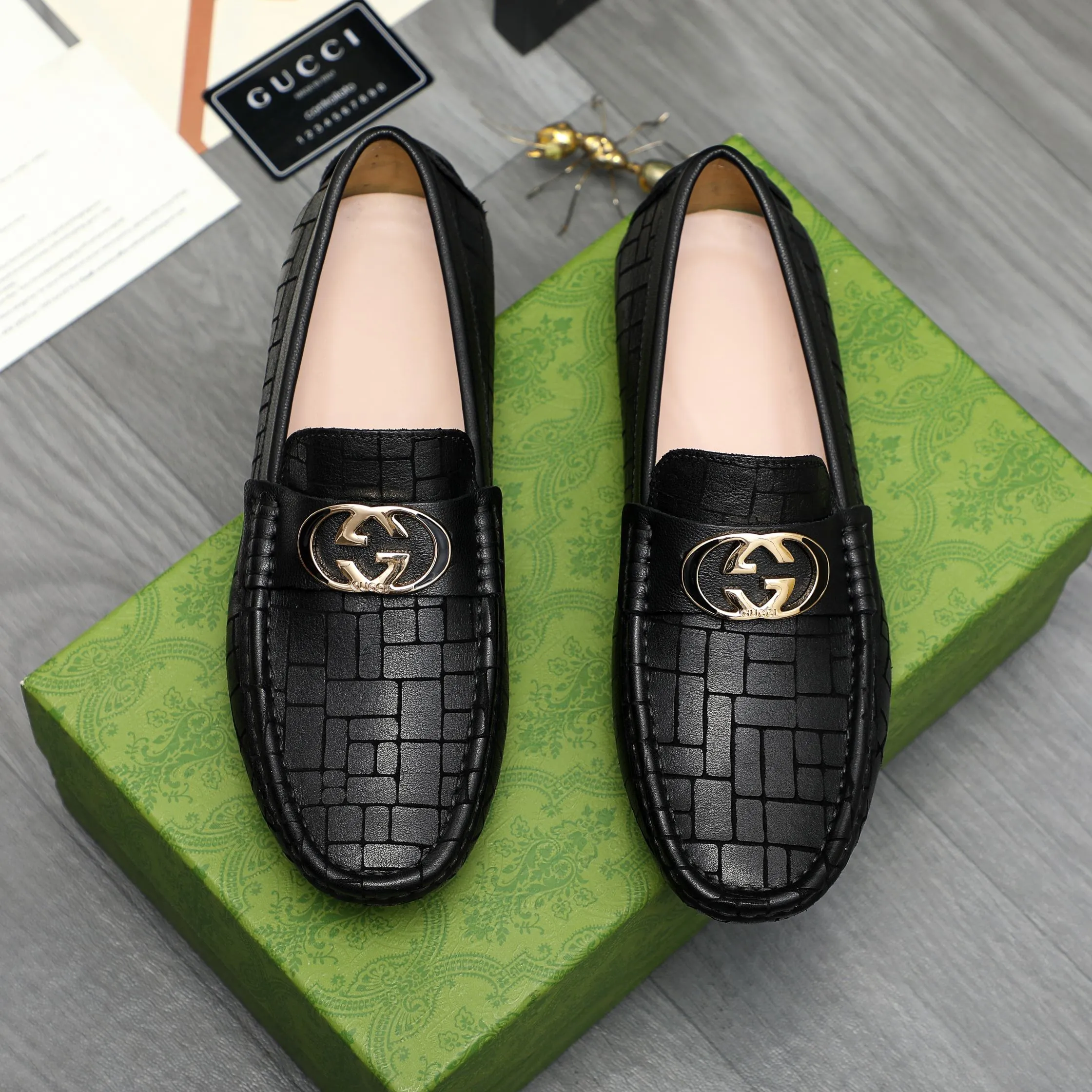 P380 Product trademark: GUCCI "Gucci" casual slip-on men's shoes Regular size: 38-45 Product material: Selected embossed stone grain cowhide upper, sheepskin lining, rubber outsole